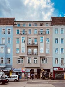 维也纳Flarent Vienna Apartments-HG的街道边的大建筑