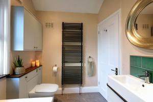 温彻斯特Boscobel Apartments Up的一间带卫生间、水槽和镜子的浴室
