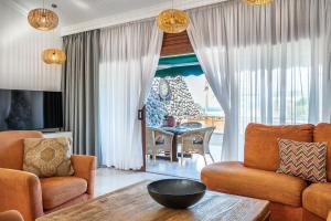 拉普拉亚蒂陶洛GranTauro Casa的客厅配有沙发和桌子