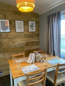 布德Ploedle Lodge的餐桌、椅子和木墙