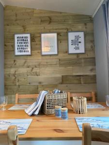 布德Ploedle Lodge的一张餐桌和木墙