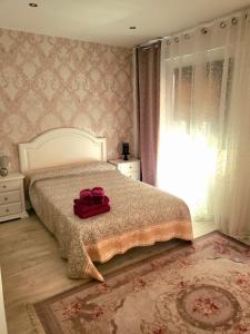 卡斯特利翁-德拉普拉纳Bianca Home的一间卧室,床上有红色的袋子
