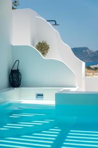 阿达玛斯Calma Suite Milos的享有游泳池及白色建筑的景色
