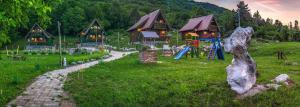 科雷尼察Holiday Park Plitvice Paradise的房屋前的游乐场,带滑梯