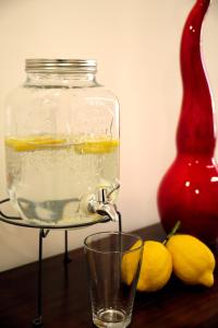 萨莱诺DANLÚ的桌子上装有玻璃和柠檬的罐子水