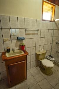 蒙泰韦尔德哥斯达黎加Cowboy Hostel - Habitaciones con Baño Privado的一间带卫生间和水槽的浴室