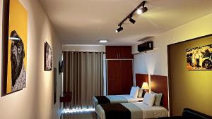 圣克鲁斯Pacifico Apart Hotel的酒店客房设有两张床和窗户。