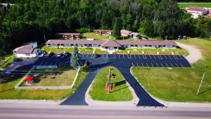 彭布罗克Champlain Motor Inn的学校空中景观,带停车场