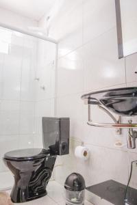 康德Passarela do Caranguejo PB的一间位于客房内的带黑色卫生间的浴室