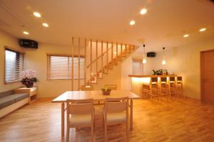 前桥市Maebashi - House - Vacation STAY 64432v的厨房以及带桌椅的用餐室。