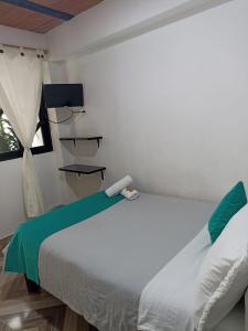 圣奥古斯丁Hotel SAMAI的卧室配有白色的床和窗户。
