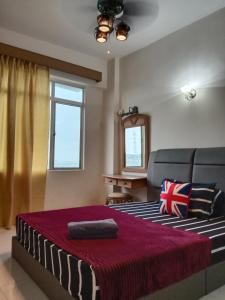 波德申GLORY Beach Resort private 2 bedroom apartment的一间卧室配有一张床和一张沙发