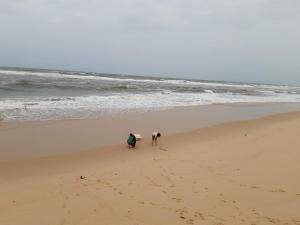 洞海Balaha的两人在海滩上冲浪