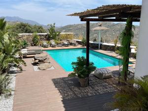 赛阿隆加Belvilla by OYO Villa Aurora的景观度假村内的游泳池