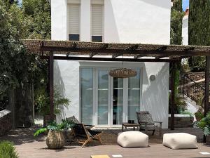 赛阿隆加Belvilla by OYO Villa Aurora的一个带椅子和凉亭的庭院