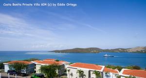 库莱布拉Costa Bonita Private Villa 604的房屋和船只享有水体的景色