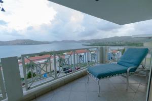 库莱布拉Costa Bonita Private Villa 604的阳台配有椅子,享有水景