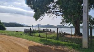 萨夸雷马Hostel Lagoa do Sol的湖边的土路,有栅栏