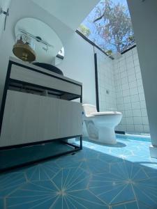 圣埃伦娜ZIRUMA HOUSE的一间带水槽和卫生间的浴室