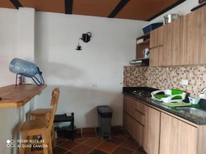 马里尼亚Casa de descanso en marinilla的厨房配有木制橱柜和台面