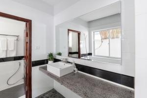 暹粒La Bastide de Caro的白色的浴室设有水槽和镜子