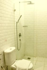 雅加达白树住宅酒店的一间带卫生间和玻璃淋浴间的浴室