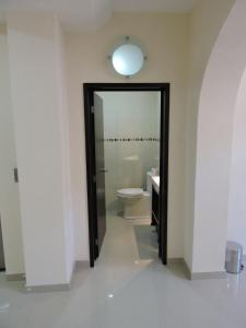 特基斯基亚潘Casa Jasave Hotel的一间带卫生间和镜子的浴室
