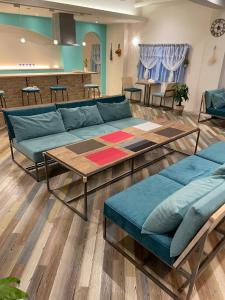 志摩市Small Resort Shima - Vacation STAY 96429v的客厅配有沙发和桌子