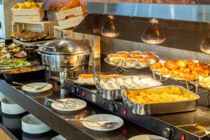 米茨佩·拉蒙拉蒙套房智能酒店的包含多种不同食物的自助餐