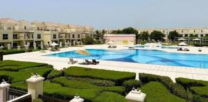 SeaBreeze Apartment - Beachfront & Sea View Al Hamra内部或周边的泳池