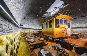采尔马特Hotel Tannenhof的墙上有黄色火车的餐厅