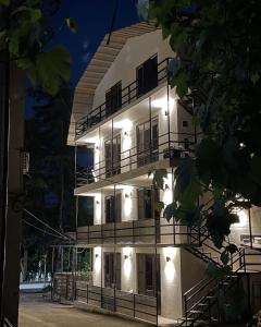 新阿丰RT-Hotel的一座建筑的侧面有灯