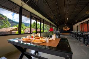 VattavadaStephen's Legacy的用餐室配有餐桌和食物