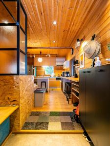 高岛市びわ湖ハイドアウト的大型厨房设有木制天花板和冰箱。