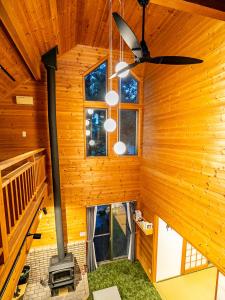 高岛市びわ湖ハイドアウト的小木屋设有壁炉和吊扇