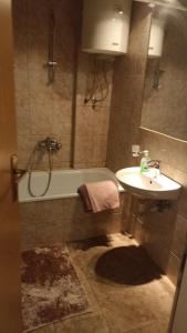 比耶利纳Dado RB的带浴缸和盥洗盆的浴室