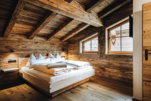 布格贝格Alpzitt-Chalets的木制客房内的一间卧室,配有一张床