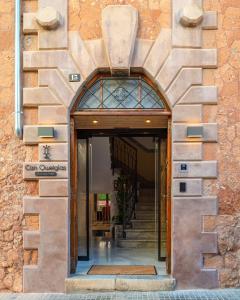 马略卡岛帕尔马Hotel Can Quetglas的玻璃门进入大楼的入口
