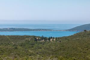 KlinciLuxury Holidays & Events - Villa Diva - Montenegro的从山顶上可欣赏到海景