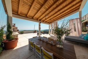 KlinciLuxury Holidays & Events - Villa Diva - Montenegro的庭院配有木桌和椅子