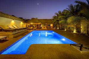 拉斯阿尔卡麦Dar 66 Pool Villa with Jacuzzi的后院的游泳池