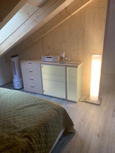 CorcapoloTolles Loft in den Tessiner Bergen的阁楼上一间卧室配有床和书桌
