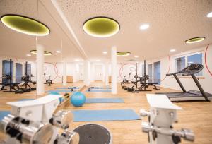 安泰塞尔瓦·迪·梅佐威尔布恩霍夫酒店的一间健身房,里面有很多健身器材