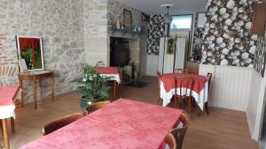 科雷兹Auberge de la Tradition的一间带2张桌子和壁炉的用餐室