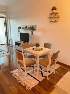 BrdoNirvana Lux Apartman Zlatar的一间带桌椅的用餐室