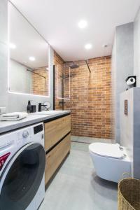 奥尔什丁Apartment City Centre Netflix- GreenPark - River的一间带洗衣机和淋浴的浴室