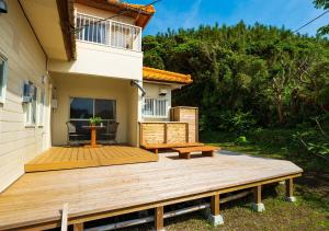 西之表市Ikokujyoucho - Vacation STAY 97595v的房屋前的木甲板