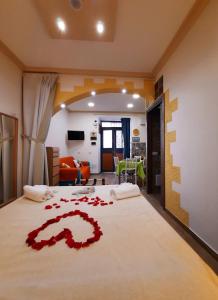巴勒莫Il Sole della Guilla的一间卧室,床上有红花