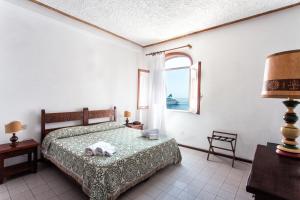 利帕里卡拉斯科酒店的一间卧室设有一张床和一个窗口