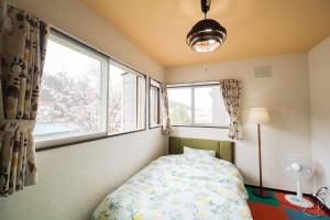 旭川旭川美瑛 Sakura 西神楽的一间卧室设有一张床和一个窗口